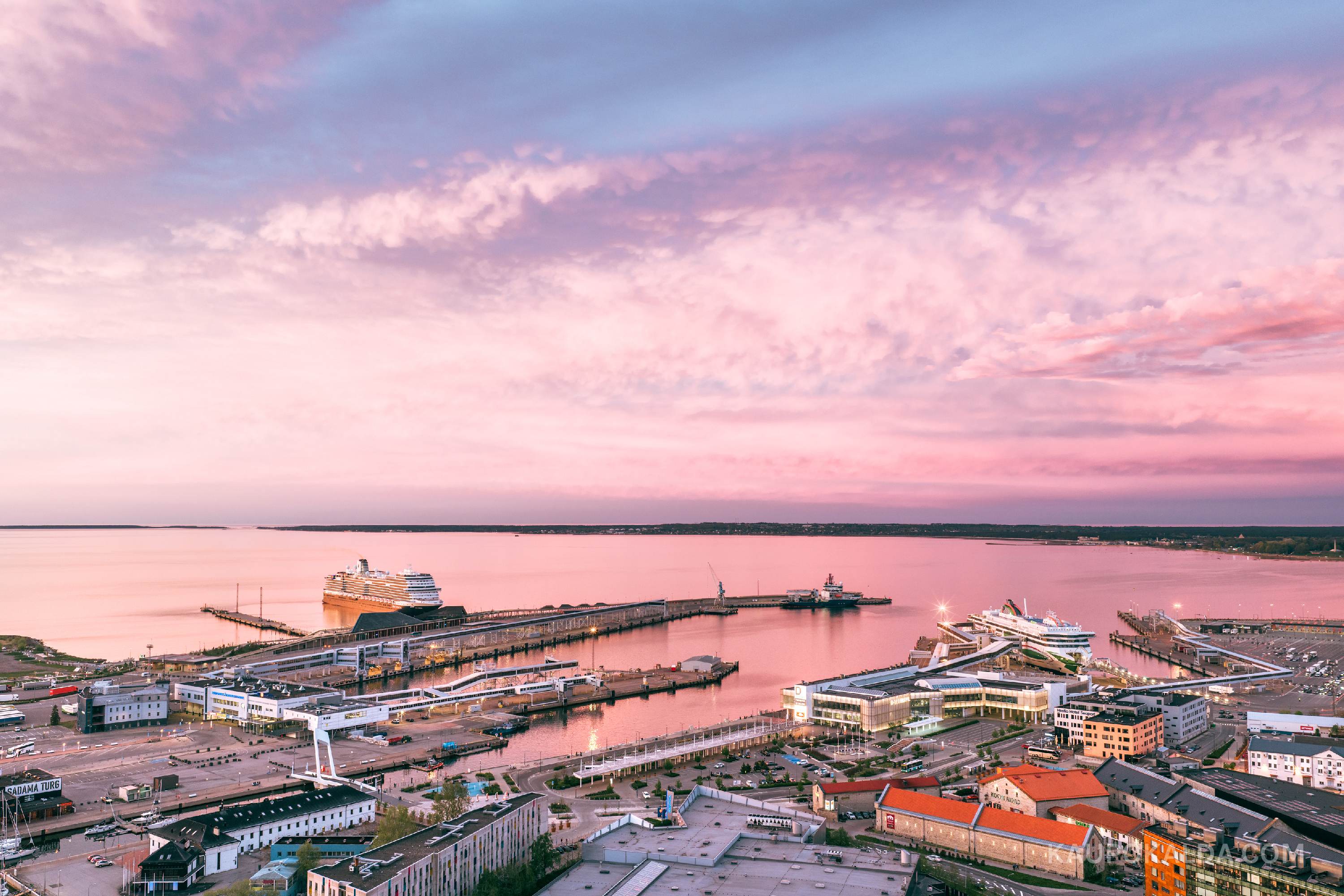 Tallinna Vanasadam roosas loojangus